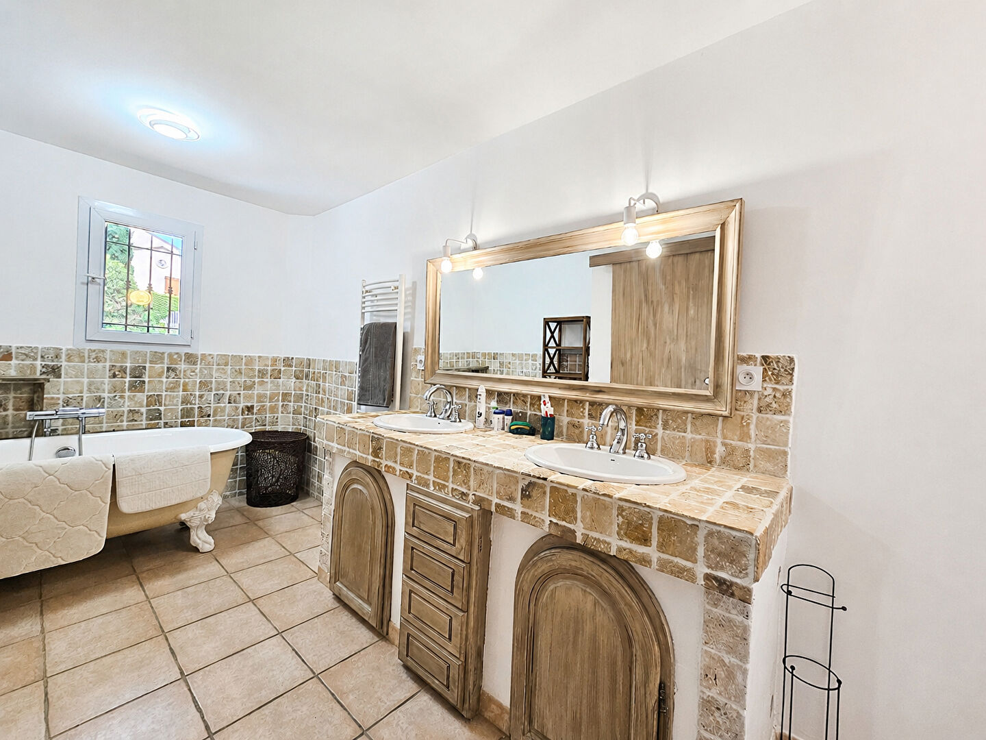 A VENDRE-Maison La Crau 5 pièce(s) 160m2 - Secteur résidentiel et recherché, piscine.