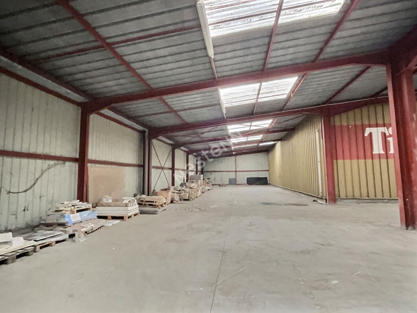 Local commercial 800 m² · à Betting · 800 m² · 298 080 €