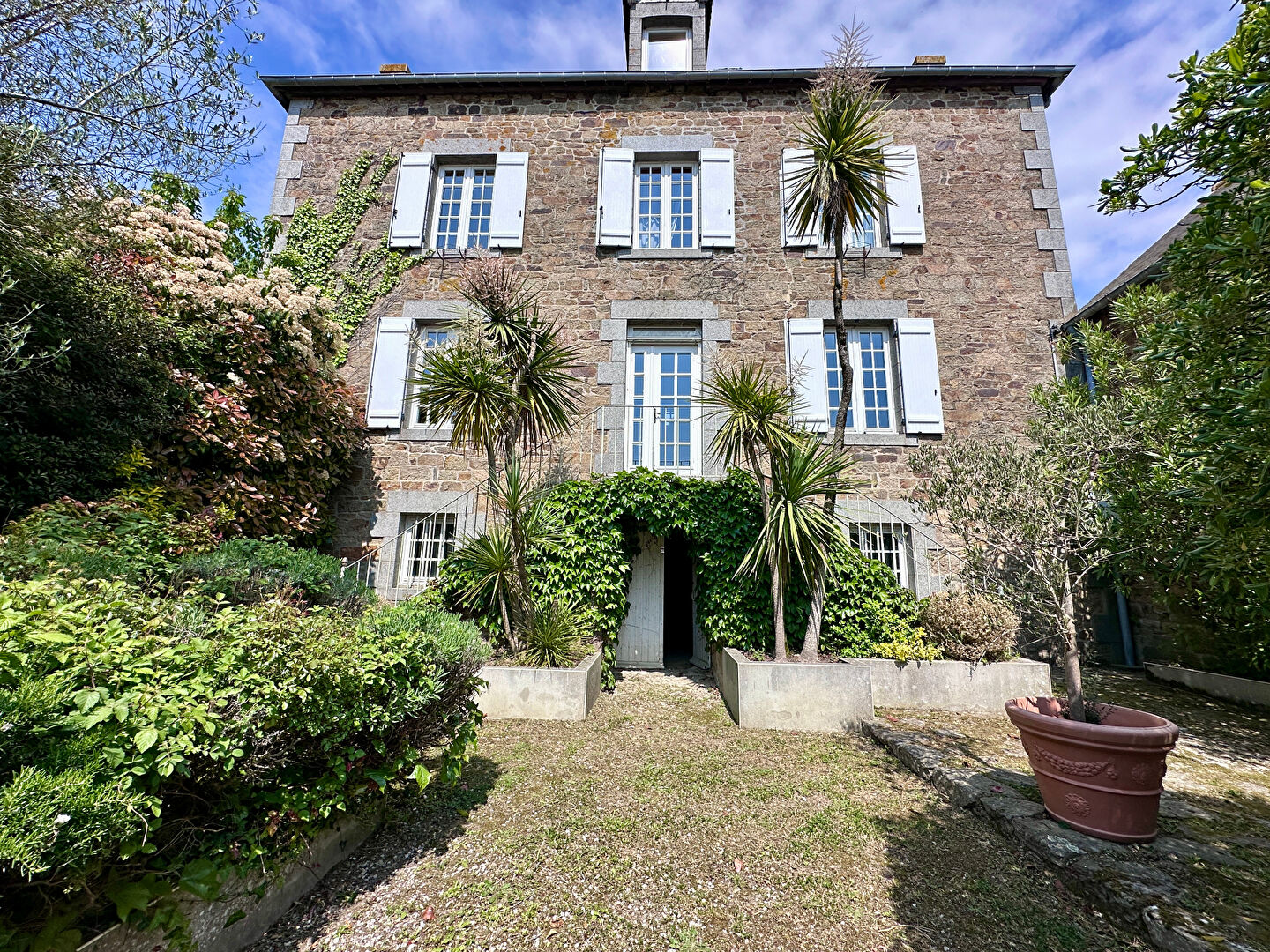 Maison de maître de charme - cadre verdoyant et fort potentiel - 10 mn de St Malo