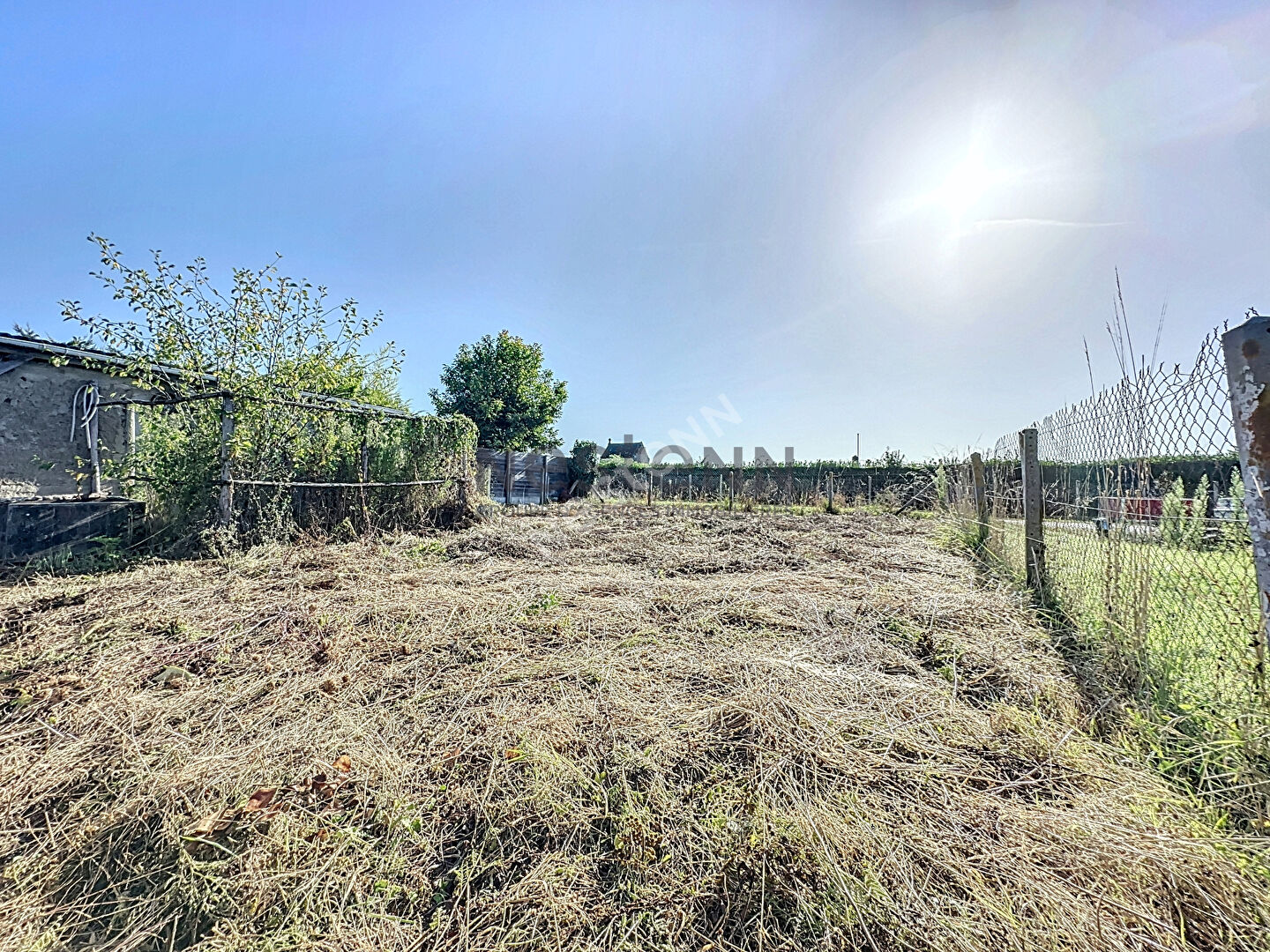 A vendre terrain constructible d'environ 290 m² non viabilisé en plein bourg de Gené, commune d'Erdre en Anjou