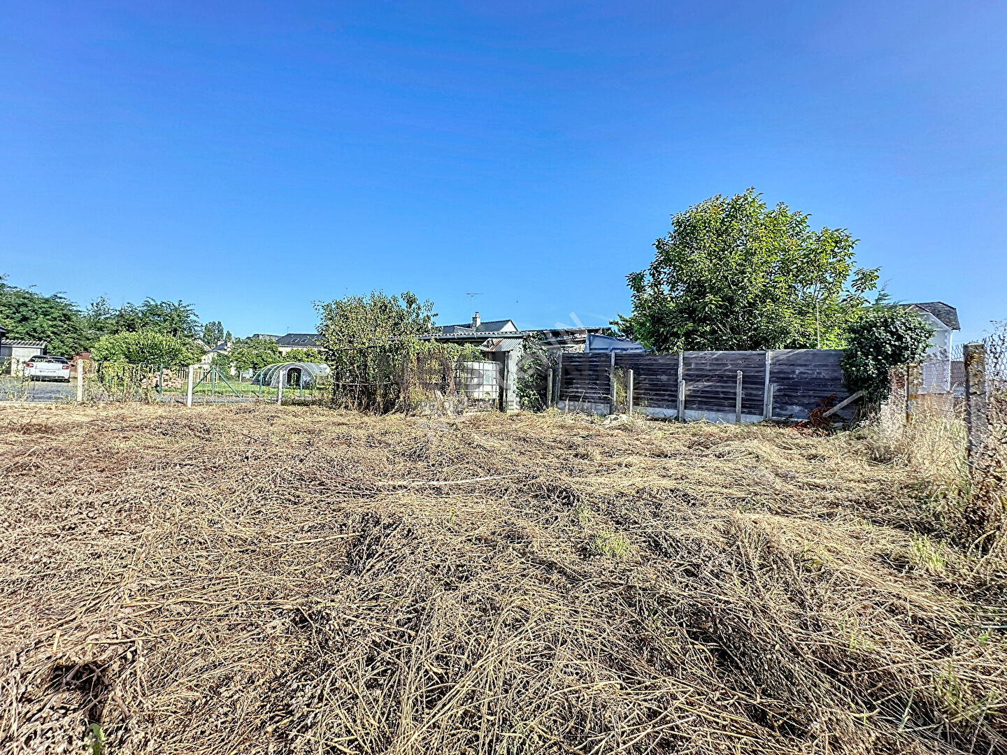 A vendre terrain constructible d'environ 290 m² non viabilisé en plein bourg de Gené, commune d'Erdre en Anjou