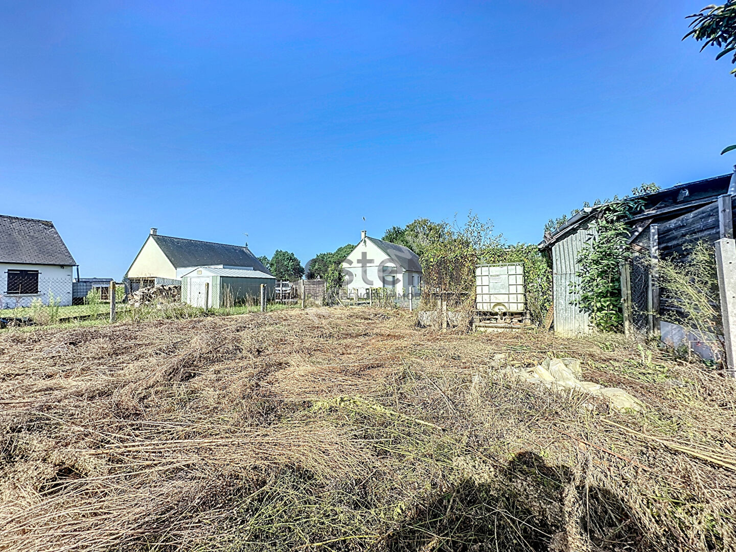 A vendre terrain constructible d'environ 290 m² non viabilisé en plein bourg de Gené, commune d'Erdre en Anjou