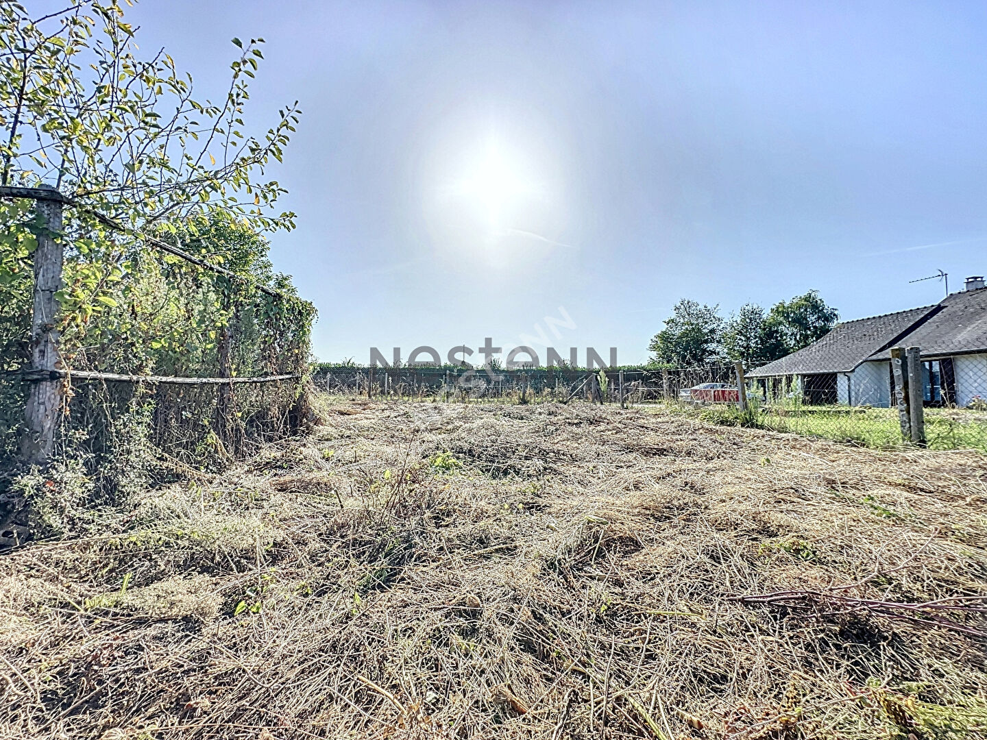 A vendre terrain constructible d'environ 290 m² non viabilisé en plein bourg de Gené, commune d'Erdre en Anjou