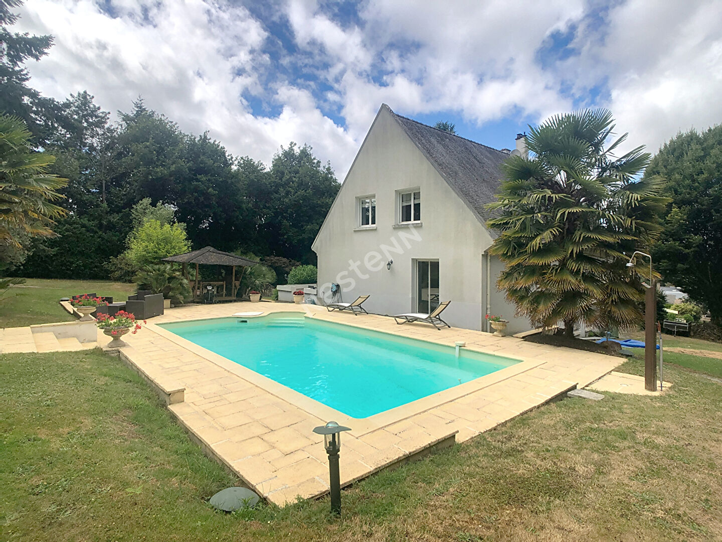 Vente maison familiale de 213m2 à Chateaubriant avec cinq chambres, sur un terrain arboré de plus de 2 hectares avec piscine