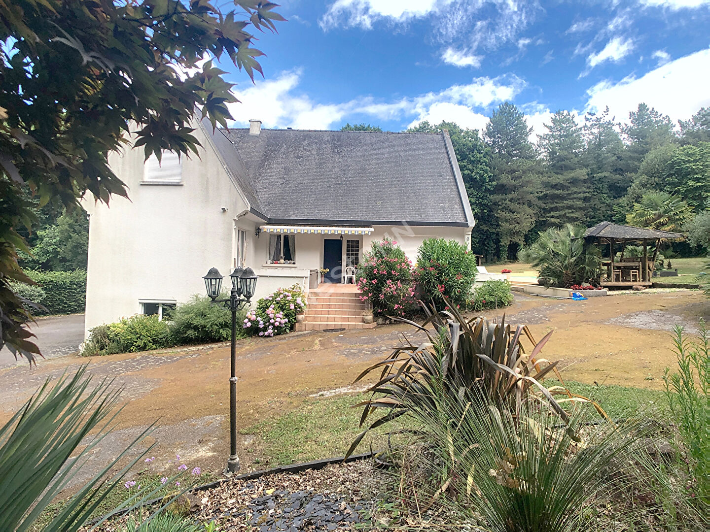 Vente maison familiale de 213m2 à Chateaubriant avec cinq chambres, sur un terrain arboré de plus de 2 hectares avec piscine