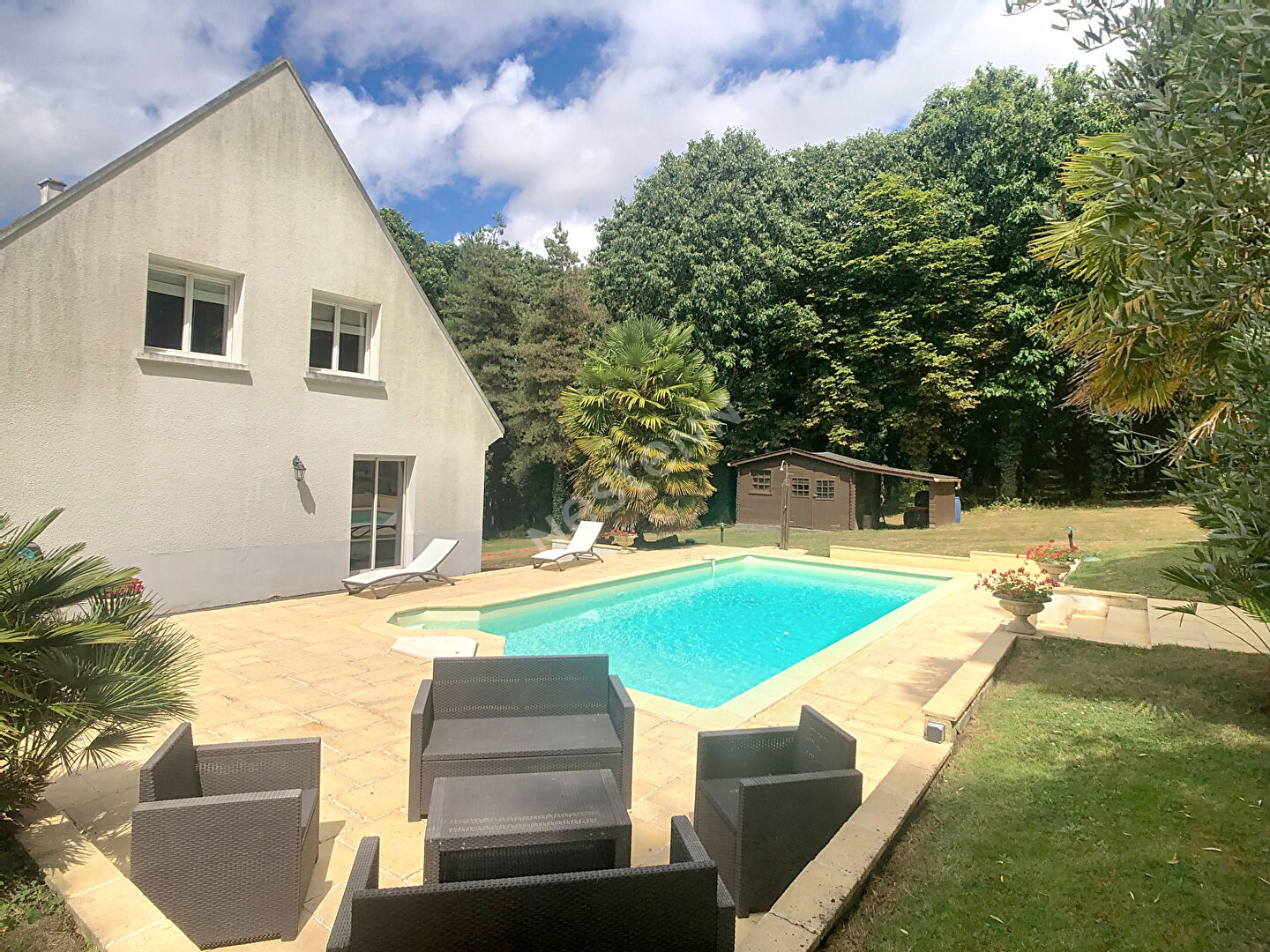 Vente maison familiale de 213m2 à Chateaubriant avec cinq chambres, sur un terrain arboré de plus de 2 hectares avec piscine