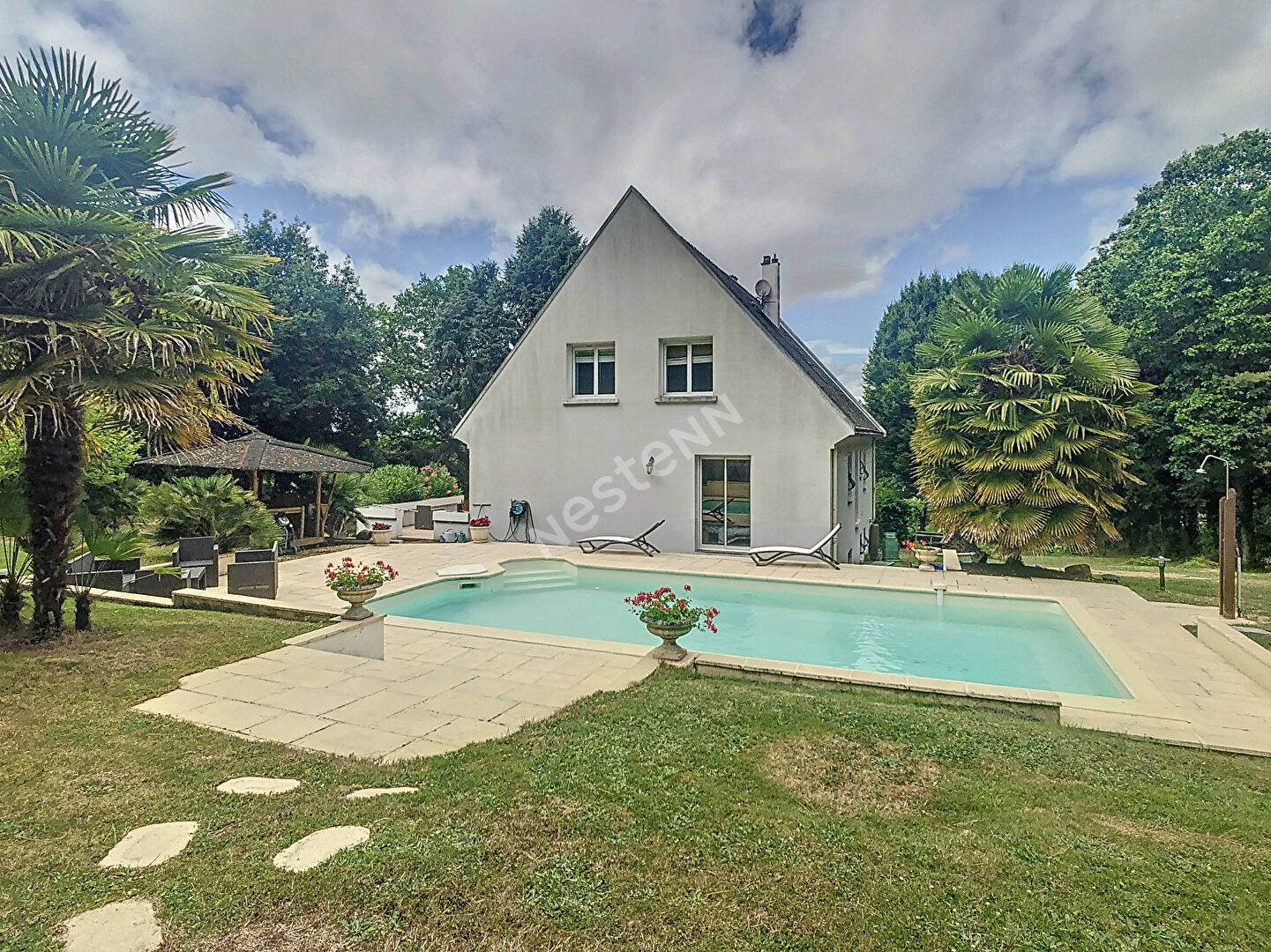 Vente maison familiale de 213m2 à Chateaubriant avec cinq chambres, sur un terrain arboré de plus de 2 hectares avec piscine