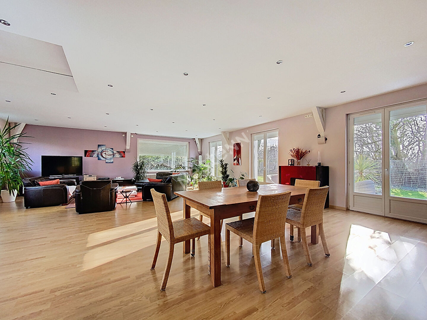 A VENDRE grande maison d'une superficie de 240 m² - 5 chambres - Château-Gontier, proche commerces.