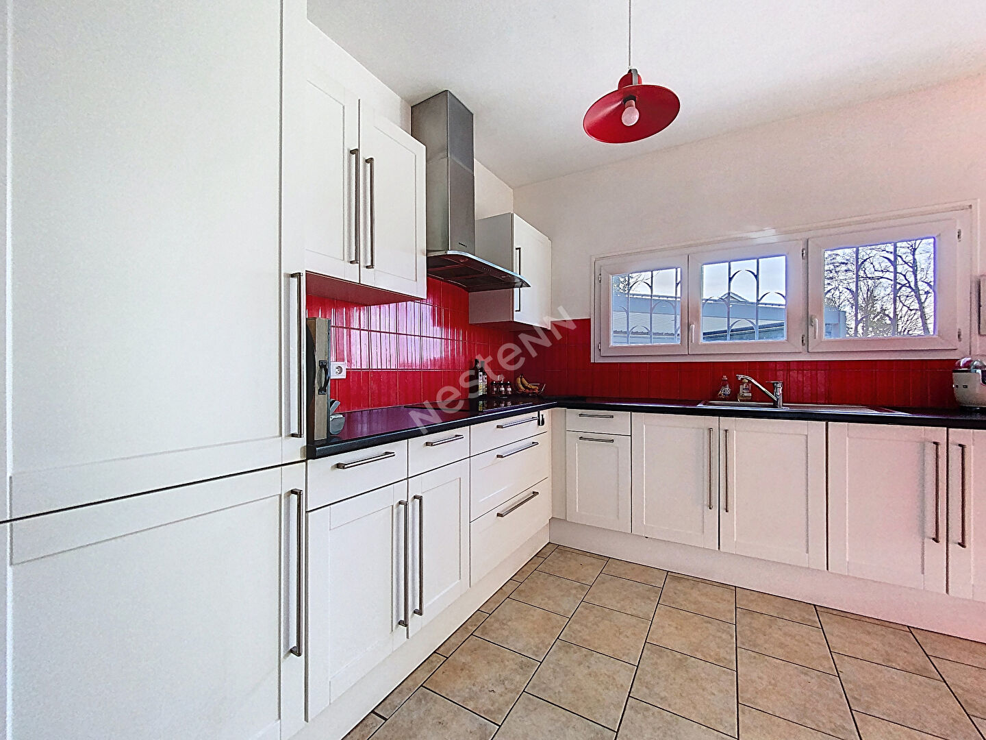 A VENDRE grande maison d'une superficie de 240 m² - 5 chambres - Château-Gontier, proche commerces.