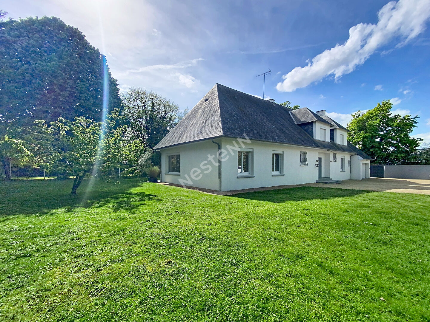 A VENDRE grande maison d'une superficie de 240 m² - 5 chambres - Château-Gontier, proche commerces.