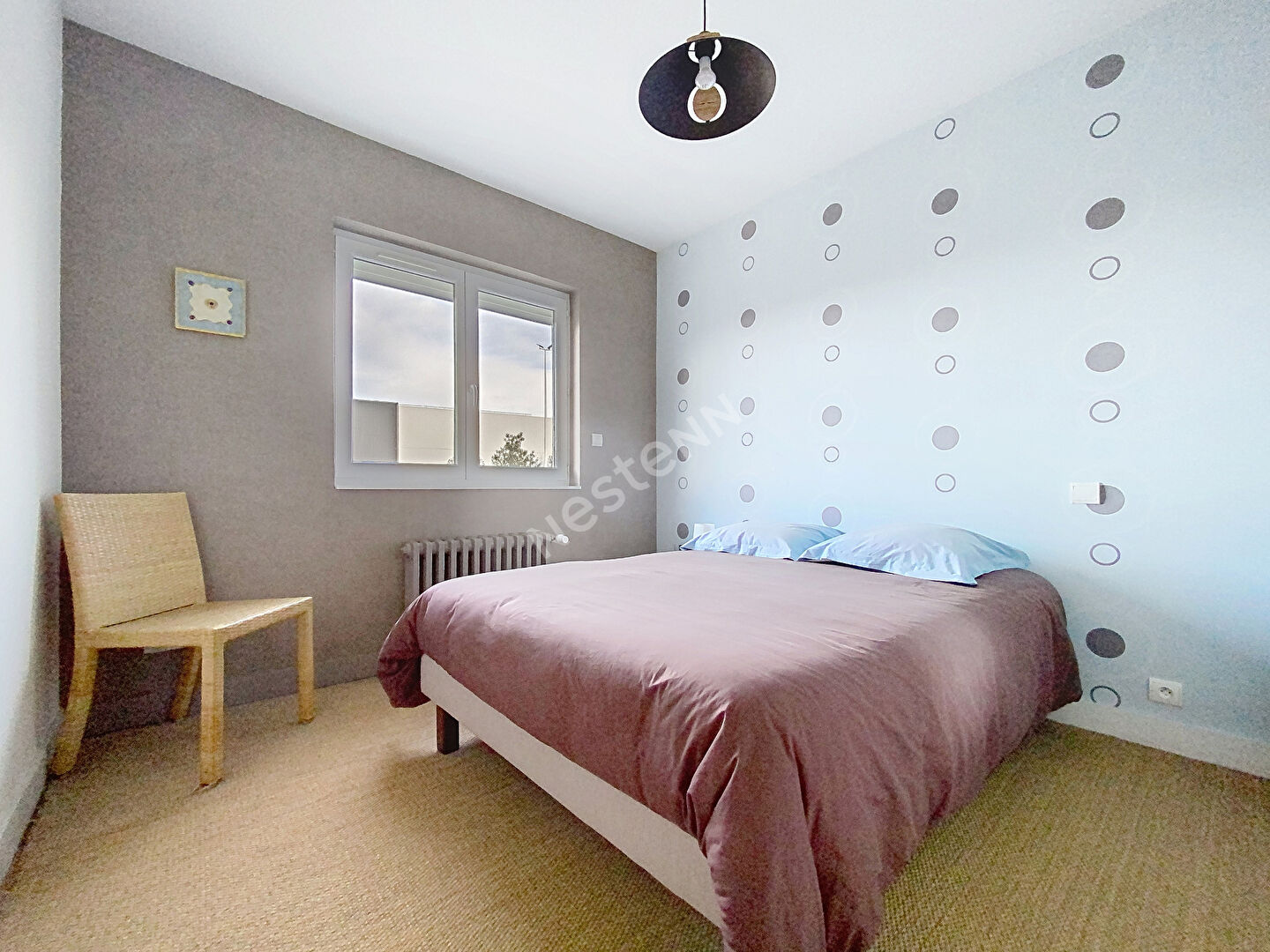 A VENDRE grande maison d'une superficie de 240 m² - 5 chambres - Château-Gontier, proche commerces.