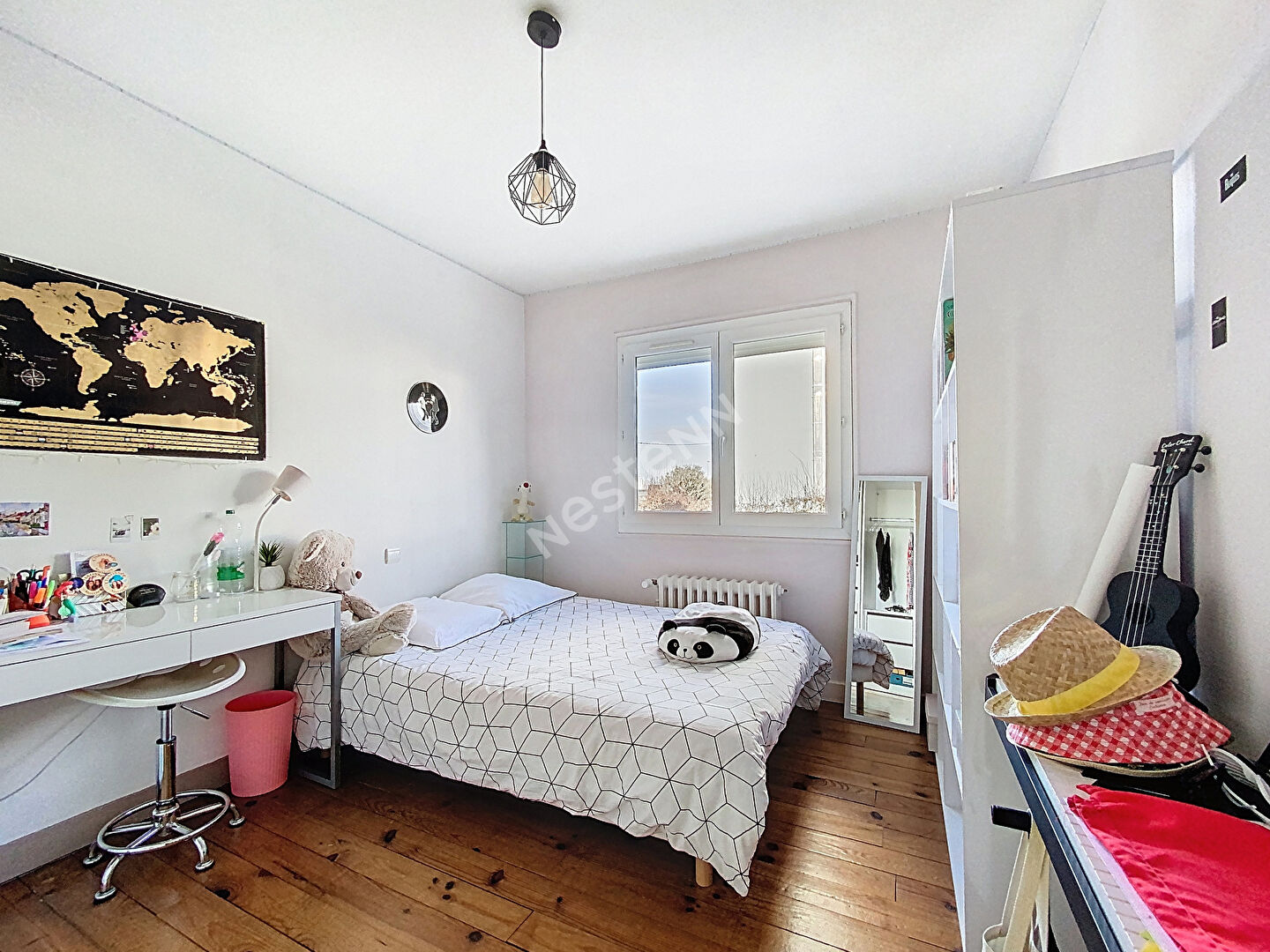 A VENDRE grande maison d'une superficie de 240 m² - 5 chambres - Château-Gontier, proche commerces.