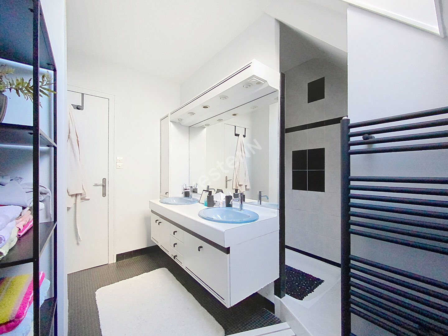 A VENDRE grande maison d'une superficie de 240 m² - 5 chambres - Château-Gontier, proche commerces.