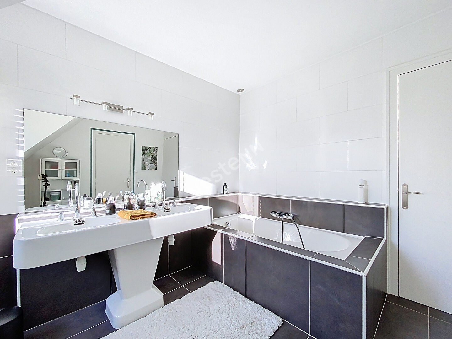 A VENDRE grande maison d'une superficie de 240 m² - 5 chambres - Château-Gontier, proche commerces.