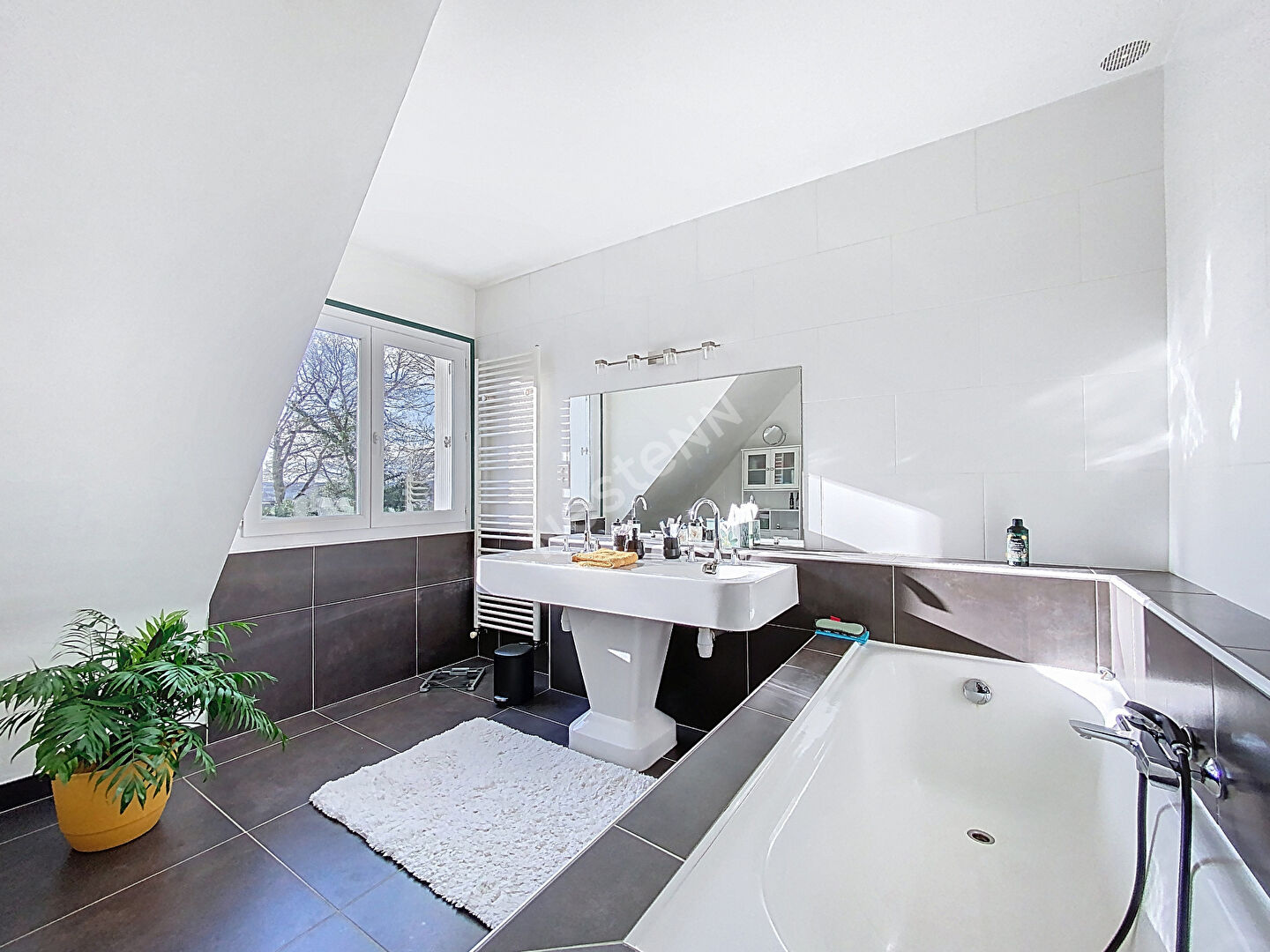 A VENDRE grande maison d'une superficie de 240 m² - 5 chambres - Château-Gontier, proche commerces.