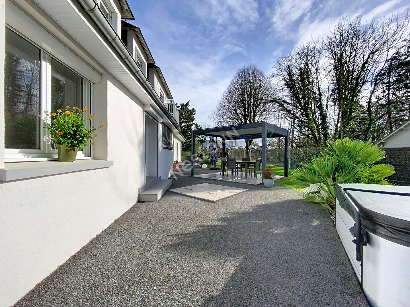 A VENDRE grande maison d'une superficie de 240 m² - 5 chambres - Château-Gontier, proche commerces.