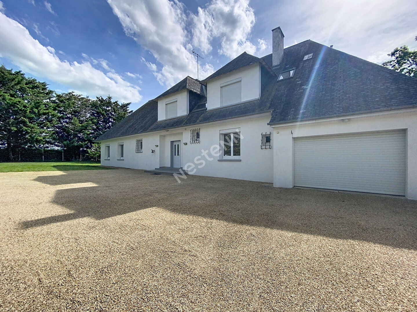 A VENDRE grande maison d'une superficie de 240 m² - 5 chambres - Château-Gontier, proche commerces.