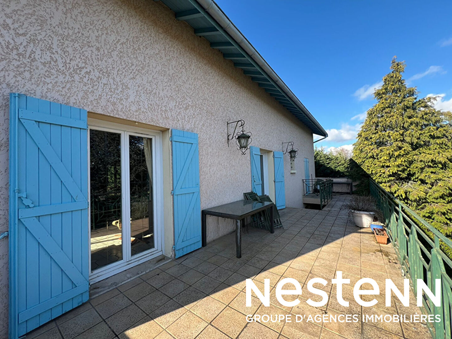 A Mornant (69) : Grande maison de 254 m² avec terrasses, terrain 2428 m² + piscine