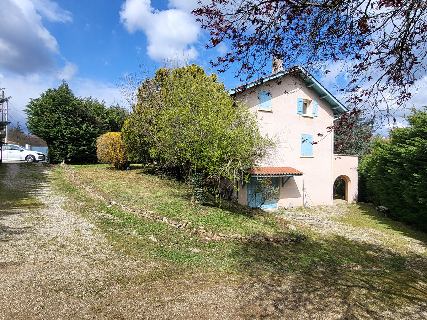 A Mornant (69) : Grande maison de 254 m² avec terrasses, terrain 2428 m² + piscine