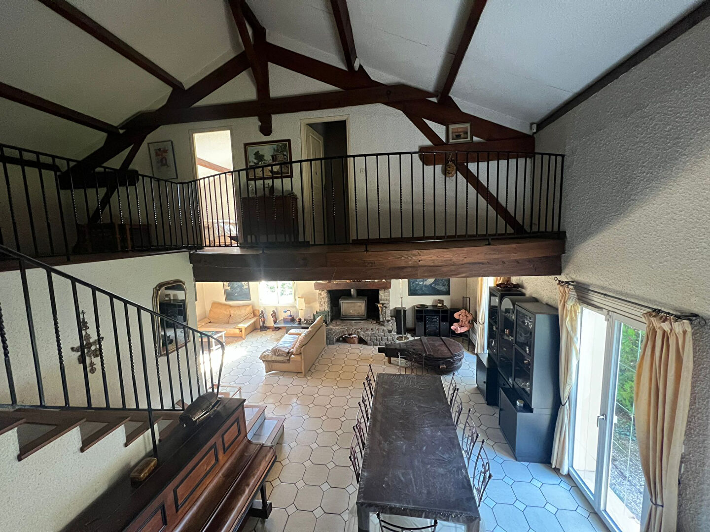 A Mornant (69) : Grande maison de 254 m² avec terrasses, terrain 2428 m² + piscine