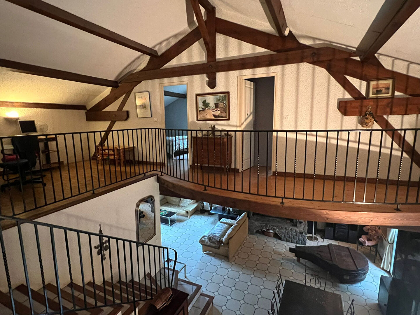 A Mornant (69) : Grande maison de 254 m² avec terrasses, terrain 2428 m² + piscine