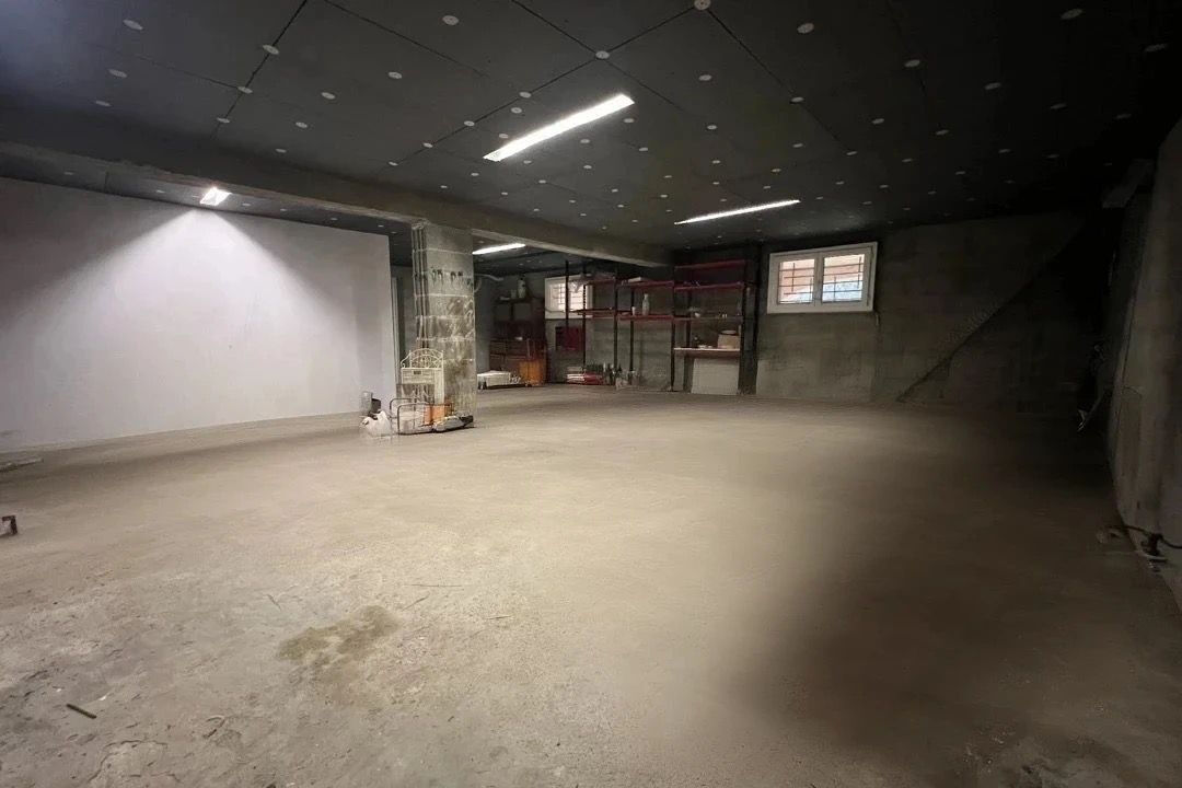 A Mornant (69) : Grande maison de 254 m² avec terrasses, terrain 2428 m² + piscine