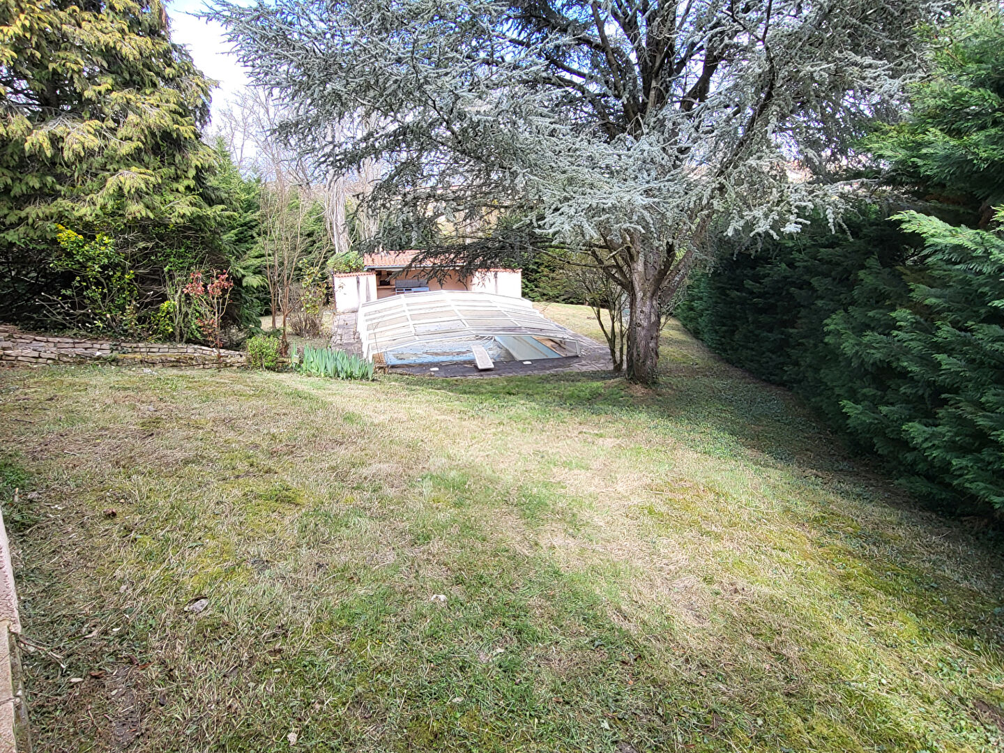 A Mornant (69) : Grande maison de 254 m² avec terrasses, terrain 2428 m² + piscine