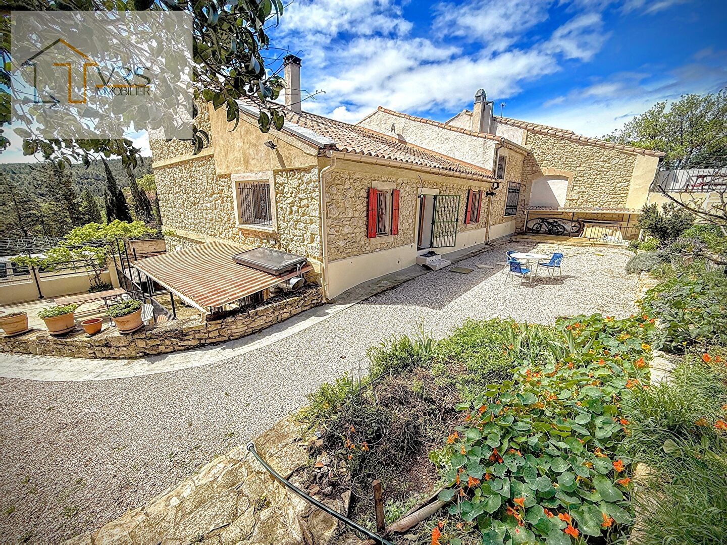 MAGNIFIQUE PROPRIETE TYPE 5 AVEC TERRAIN DE 1180 M2, GÎTE, PISCINE ET LOCAL COMMERCIAL.